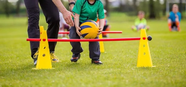 25岁中国球员改行卖肠粉：被领导小孩挤掉，老队员凌晨让我买避孕套